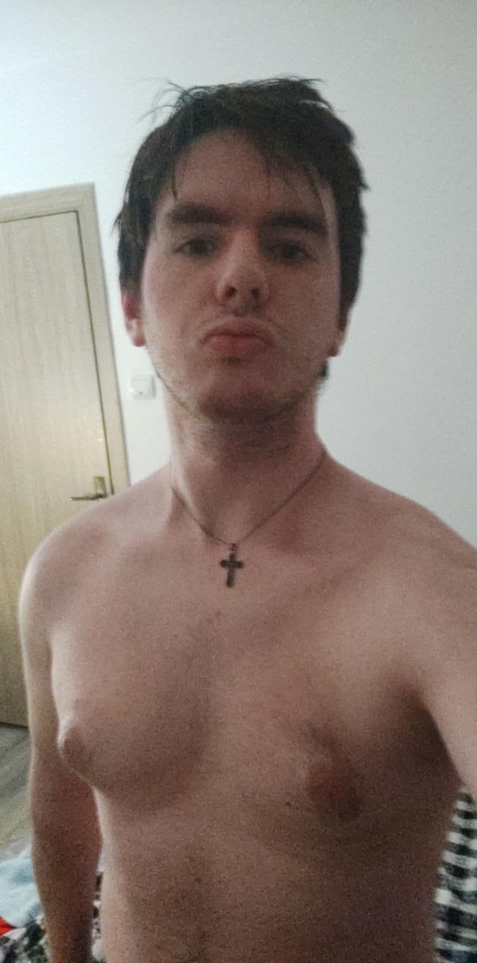 Constanța - Escorta Sexy - Tip drăgăstos și tandru fac dragoste și dau limbute adânc în funduleț pentru doamne interesate de experiențe noi la domiciliu. 