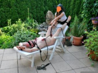 Bucuresti - Escorta Sexy - Eu sunt nevasta vanitoasa si revoltata care ti-a fugit furioasa de acasa.  Ma cauti? Trebuie sa platesti fiecare clipa a prezentei mele de acum! Te credeai indispensabil? Nu esti.  Pot renunta la tine oricand mai repede decat la o pereche de chiloti purtati, murdari si rupti.  Pe acei chiloti  i-as putea vinde, dar pe tine nu te cumpara nimeni nici la un targ de sclavi, ca ar iesi in paguba cu tine.  Daca imi tund si pun flocii transpirati in saculeti micuti, pot face talismane norocoase pe care sa le vand fetisistilor.  Imi vand si pisatul la sticla, si tot ma descurc fara tine.  Poate nu stiai ca unele femei nu inseala fiindca sunt ranite, de nevoie sau din placerea de a face asta, ci din vanitate.  Te-ai jucat cu focul, molie mica, si te credeai Lucifer care isi intinde peste mine aripile, sa ma umbreasca, dar  te-ai ars.  Eu sunt focul tau.  Ai suflat prea mult in foc.  Te-a luat prin surprindere valvataia mea.  M-ai subestimat.  Sunt calda si te pot face sa te simti confortabil cu mine, dar sunt si puternica, surpinzatoare si  mistuitoare.  Eu sunt vocea divinului feminin pentru care esti facut, ca sa i te inchini.  De acum nu imi mai poti fi decat un umil sclav.  Te-ai retrogradat singur in ochii mei si nu imi vei mai putea recastiga interesul de a-mi fi partenerul pe care il ridicasem pe un piedestal prea inalt pentru micimea lui.  Femeia te ridica, femeia te coboara.  Femeia iti da viata, femeia te doboara.  Ai de invatat aceasta lectie de viata.  Doar femeia da viata.  Barbatul nu poate da decat o molecula din el.  De azi mi te vei adresa doar cu STAPANA MEA, REGINA MEA si ZEITA MEA! A venit timpul sa inveti sa mi te inchini! Vei astepta la rand, dupa altii, sa am chef de tine, sa te primesc in audienta pentru a ma venera, pentru a te pedepsi sau pentru a-ti da macar o flegma peste fata! De azi imi vei saruta si venera chiar si  urmele pasilor si ma vei implora sa te intep cu tocurile mele, ca sa ramai cu o amintire puternica, vie de la mine! Esti demn de tot dispretul, Lache! Meriti sa fii pedepsit, ignorat si umilit! Nu ai stiut sa iubesti valoarea unui diamant autentic si unic atunci cand l-ai avut la degetul mic.  Nu ai stiut sa imi acorzi timpul, recunostinta si atentia pe care le meritam.  Acum m-ai  pierdut pentru totdeauna.  Nu ai cu ce sa imi rascumperi valoarea.  Imi spui acum ca sunt primavara ta? Te primesc sub tocul meu  suparat si razbunator doar daca vii cu un brat de flori la mine si doar ca sa te subjug si sa te supun penitentei pe care o meriti! Florile de primavara au fost create de natura ispre pentru mine.   Tu vei fi de acum in fata mea un ghiocel submis! Vei sta unde si cum te voi planta eu de acum! Zambetul tau de tantalau nu mi se mai pare cuceritor, asa ca nu te baza pe el! Te primesc la mine, doar ca sa imi faci curatenie in baie! Nu iti neglija sarcina, ca vei fi biciuit! Nu meriti sa imi intri decat in closet! In dormitorul si in patul meu nu vei mai avea acces! Am sa te bag cu capul in veceu si am sa te intreb ce vezi in apa din el! Raspunsul corect  este ca vezi un cacat, iar cacatul acela esti chiar tu.  Daca nu raspunzi corect, iti voi inrosi fundul cu o curea, de nu vei mai putea sa stai pe scaunul de la birou! Voi scrie mare pe spatele tau: CACAT cu un marker care se curate greu! Te voi filma cand te voi tine cu fata in toaleta si voi face pipi peste un rahatoi ca tine si am sa ii trimit mamei tale filmuletul, ca sa vada ce rateu al naturii esti! Te voi striga: PISOARULE!  iar tu imi vei raspunde la acest nume! Imi vei bea pisatul, ca sa imi arati cat ma adori! Iti voi atarna greutati de scula, ca sa imi speli cu lacrimile suferintei tale picioarele divine! Vei indura orice, multa umilinta si multe pedepse din partea mea de acum, fiindca ignoranta mea si absenta mea din viata ta nu le poti indura! Mai bine cu chinul, decat cu suspinul! Vei incepe sa iubesti din ce in ce mai mult sa fii chinuit de mine si imi vei lasa pe mana cardul, ca o punte disperata intre noi doi.  O sa te pun sa iti construiesti singur o cusca atarnata de  tavan, in care sa stai suspendat doar pentru distractia mea si poate si a vizitatorilor meie si sa te simti ca un papagal! Sunt stapana Sanziana, cea mai dulce si seducatoare tortura a ta si te ajut sa iti gasesti adevarata identitate, cea de submis/sclav si adevarata menire, cea de a ma sluji.  Suna-ma si preda-mi-te! Voi sti ce am de facut cu tine. 