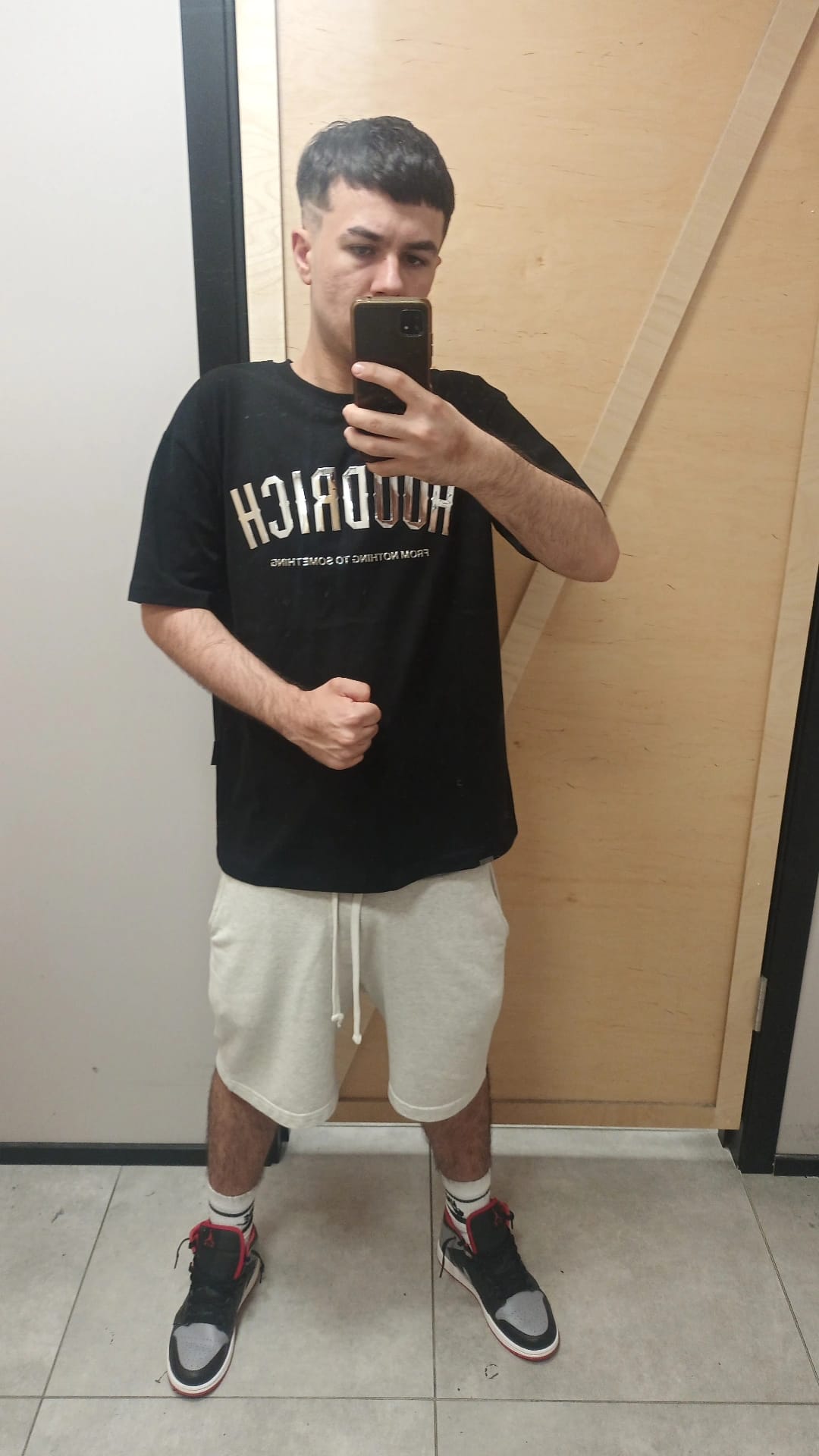 Escorta Oras: Bucuresti - Escorta Telefon: 0775689672 -  Servicii Escorta : Gay bi caut barbati pentru a ma ma satisface , fac si masaj.  Accept sa inghit lichidul cald.  Sunt un tip umil numai bun de umilit, ma inbrac in femeie daca vrei! 
In caz ca nu pot raspund ela tel, astept mesaj pe wapp. 