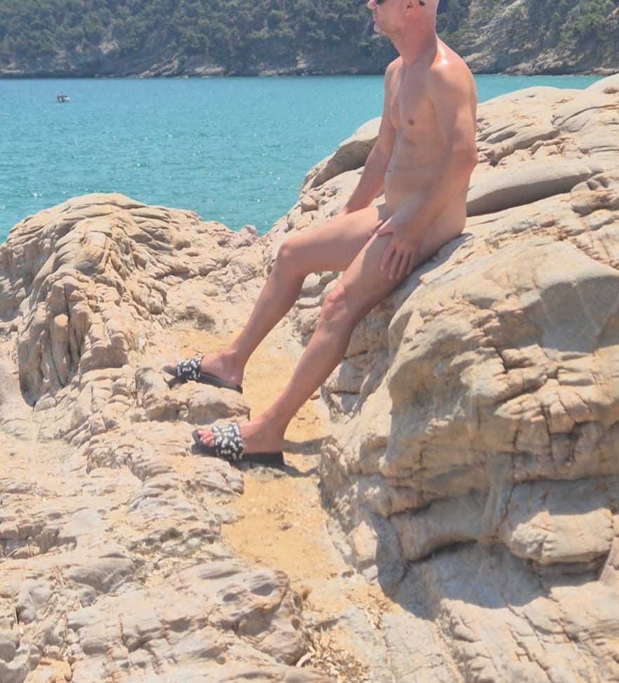 Escorta Oras: Bucuresti - Escorta Telefon: 0744900732 -  Servicii Escorta : Salut, oferim masaj de relaxare profesional la 4 maini & erotic.  De?inem loca?ie de lux cu posibilitatea de a face dus, masa profesionala de masaj & uleiuri profesionale , ambient pl?cut.  discretia si igiena este pe primul loc.  Pentru mai multe detalii contacteaza-ne la num?rul afi?at sau pe whatsapp.  Nu deranja inutil. 
