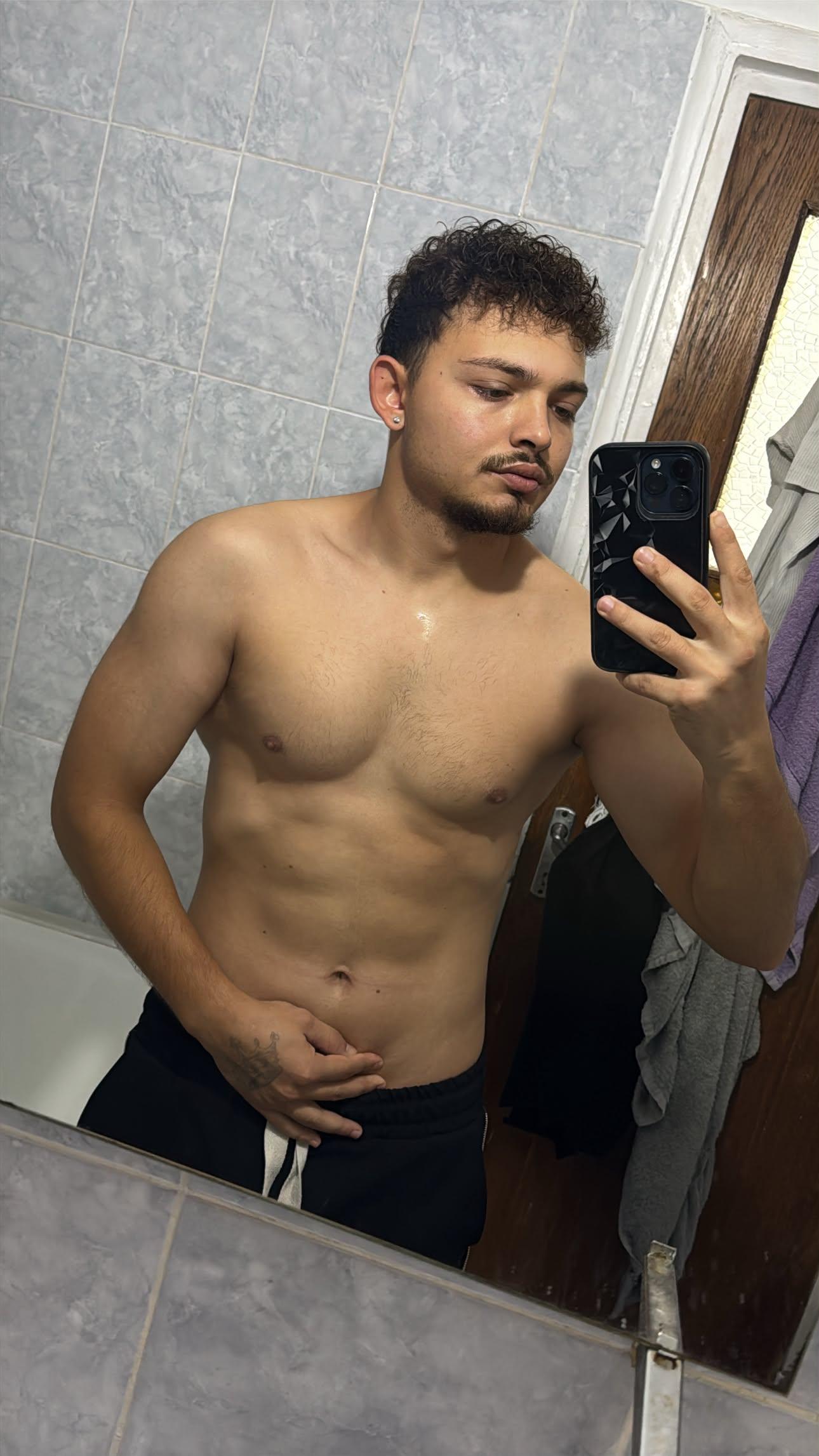 Bucuresti - Escorta Sexy - Salut sunt doar activ bisexual fac ?i masaj de relaxare pot fi ?i dominator mai multe detalii la telefon sunt serios discret ?i curat