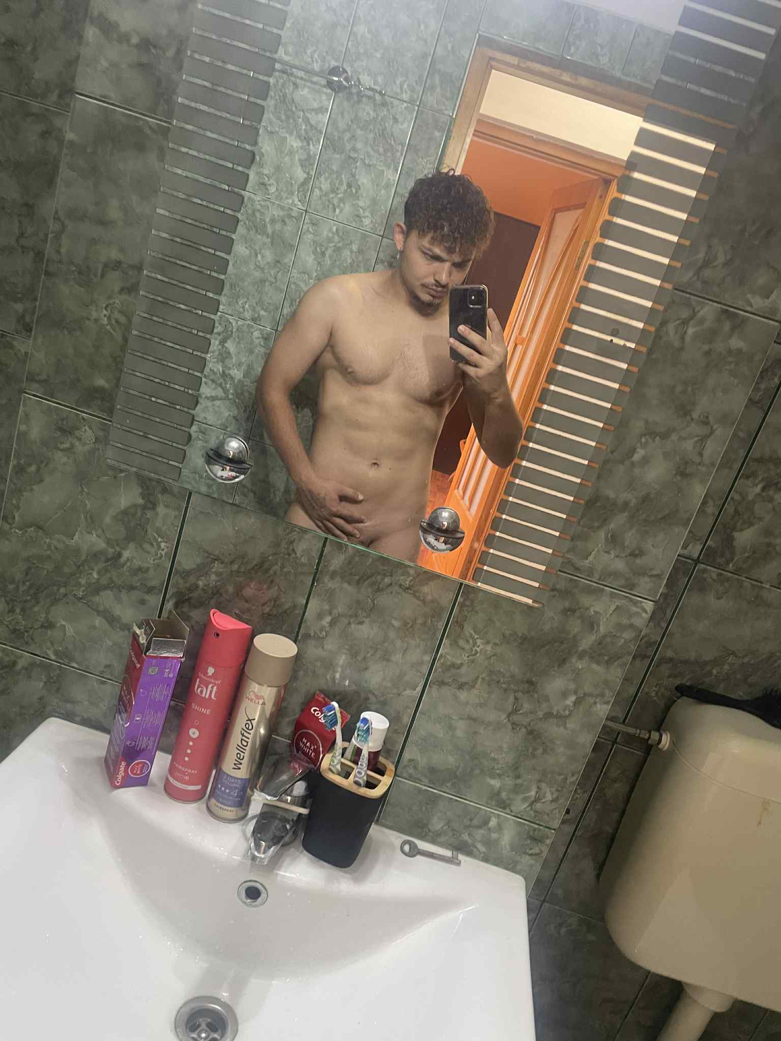 Bucuresti - Escorta Sexy - Salut sunt toni doar activ bi , sunt un b?iat curat ?i discret, fac masaj de relaxare, ?i pot fi ?i dominator contacta?ima pentru detalii doar cei seriosi